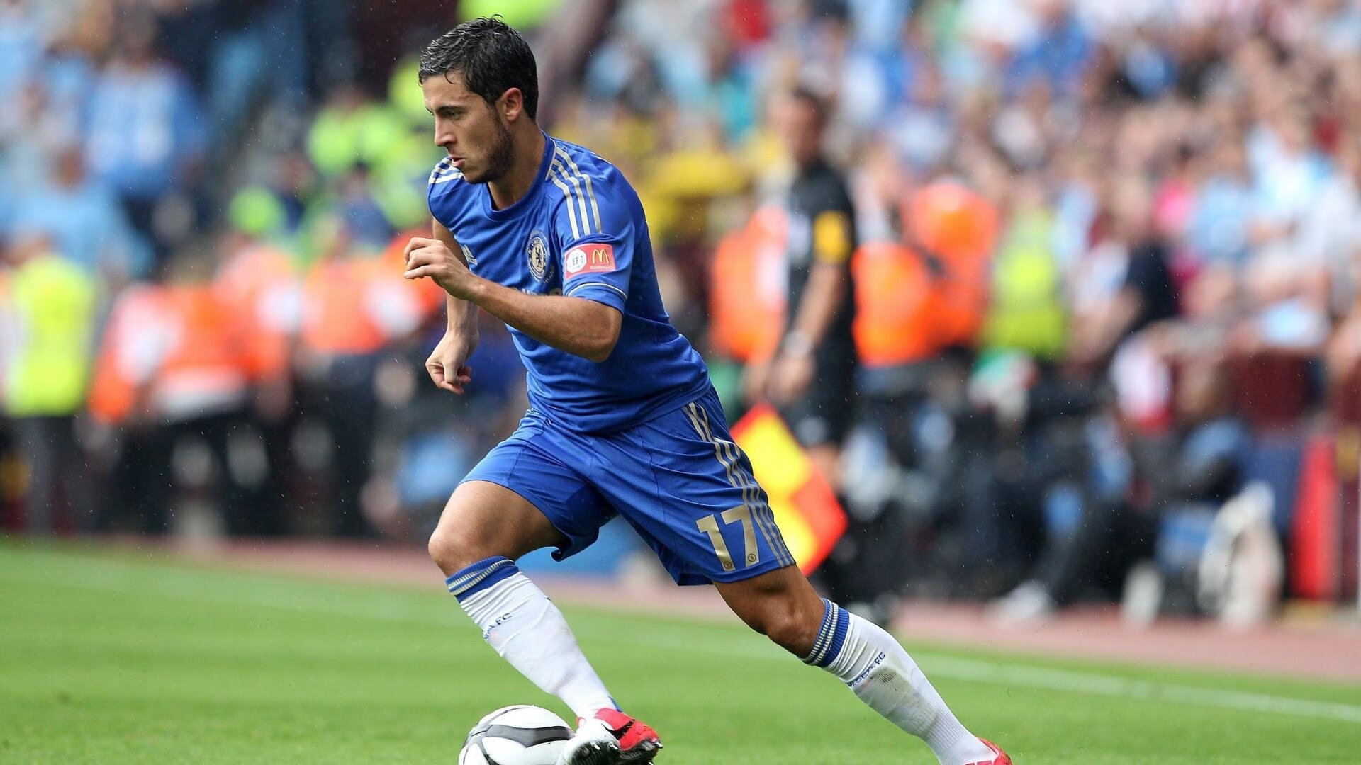 公牛通过侧翼跑动牵制对手防线,公牛侧面