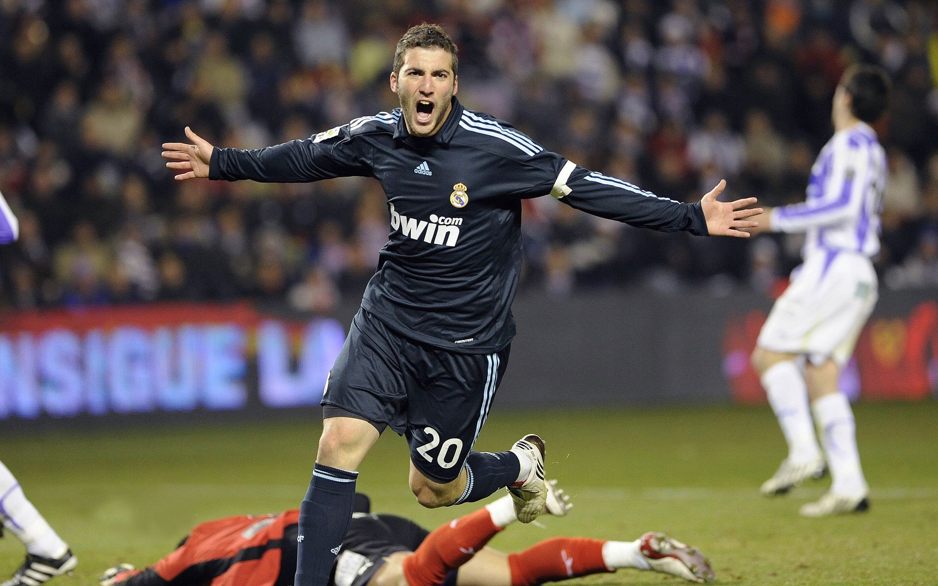 米兰双雄奋力争冠,意甲局势激烈